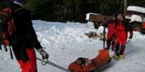 Muncitorul a fost coborât până la ambulanţă de o echipă Salvamont