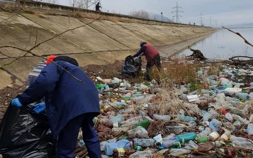 gunoaie adunate de pe malul lacului de acumulare santamaria orlea foto Garda de Mediu Hunedoara