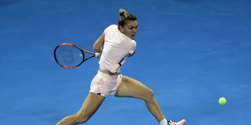 Simona Halep joacă o minge în partida contra americancei Catherine Bellis în timpul turneului Qatar Open de la Doha FOTO AFP / Karim Jaafar