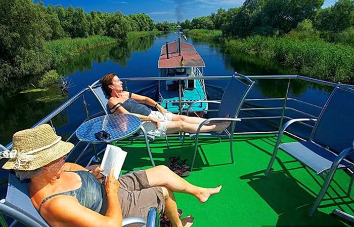 
    Mulți turiști preferă ca vara aceasta să meargă în vacanță în Delta Dunării, un loc izolat, aflat în mijlocul naturii  