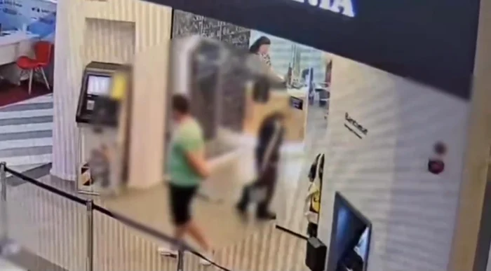 În timp ce bătrâna intră în bancă, un bărbat dă târcoale în zonă. FOTO: captură video