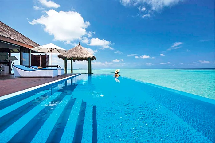 Maldive. Staţiunea Velassaru,  fiecare piscină se  contopeşte cu oceanul