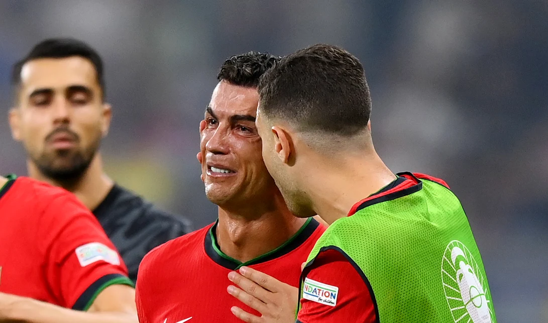 Cristiano Ronaldo a încheiat în lacrimi al 6-lea Euro din carieră. Foto Facebook