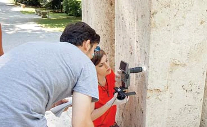 Specialiştii analizează dacă operele de artă au fost afectate de oameni sau de trecerea timpului