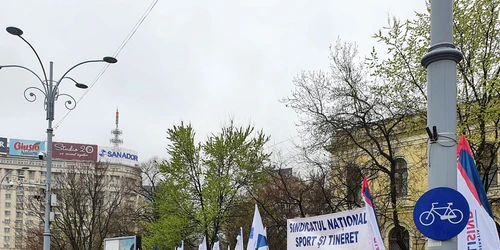 Protestul celor cinci confederaţii sindicale a început în fata Guvernului!