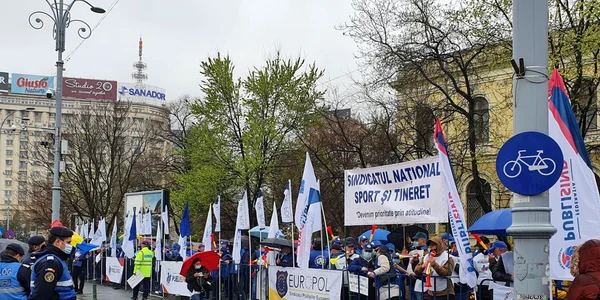 Protestul celor cinci confederaţii sindicale a început în fata Guvernului!