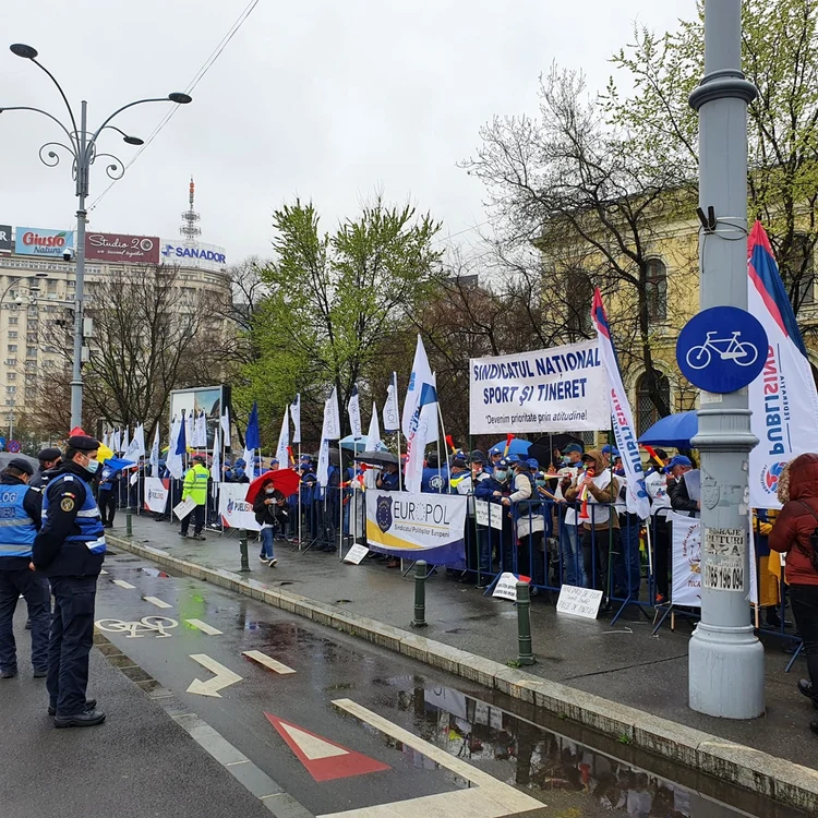 Protestul celor cinci confederaţii sindicale a început în fata Guvernului. SURSA: Facebook