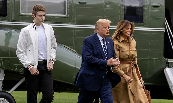 Barron Trump âmpreună cu părinții săi/ FOTO: Getty Images
