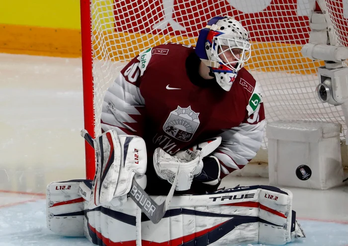 Matiss Kivlenieks apăra poarta echipei Columbus Blue Jackets în NHLFoto: EPA-EFE