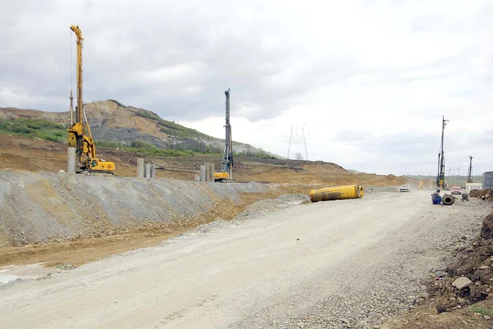 În zonele deluroase se munceşte pentru aducerea la nivel a traseului