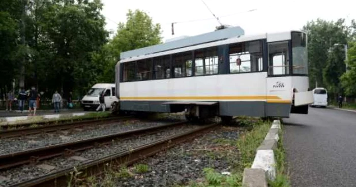 Tramvaiul a fost aruncat de pe şine în urma impactului Foto: www.presagalatibraila.com