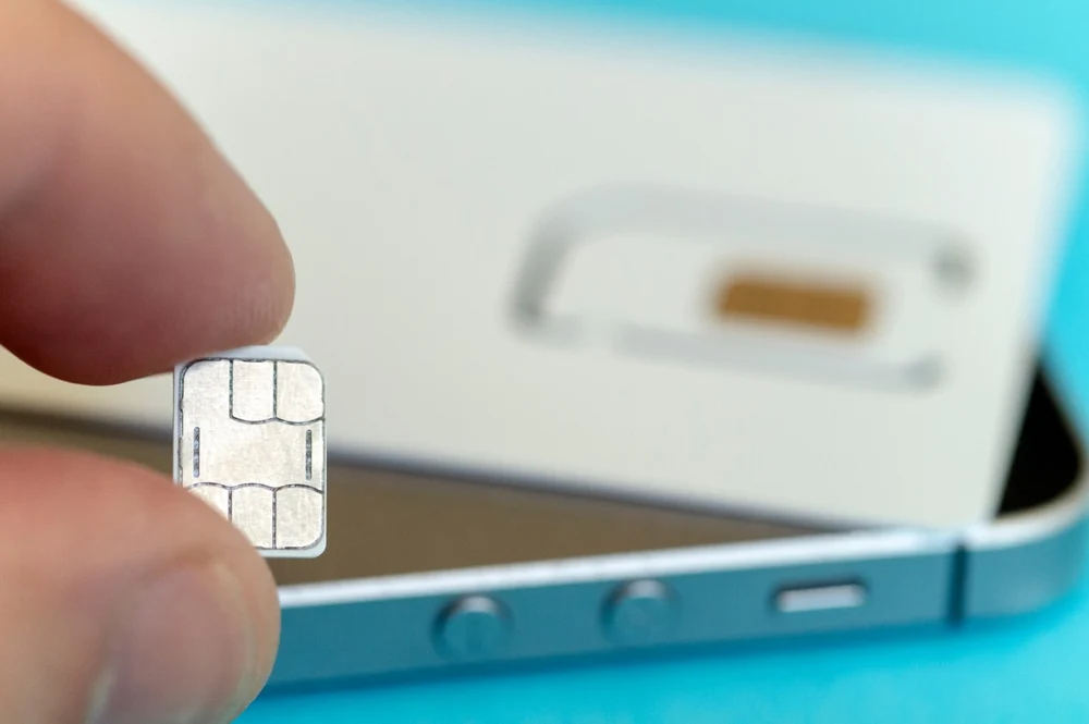 Rușii care se întorc în țară ar putea rămâne fără internet pe SIM timp de 24 de ore. Care e scopul măsurii