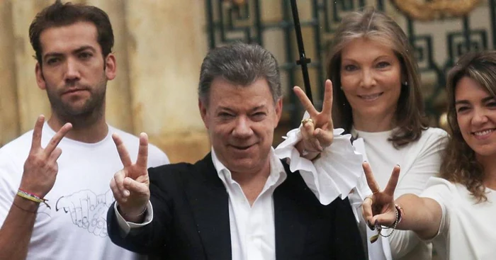 Juan Manuel Santos face semnul victoriei după ce a votat la referendumul asupra acordului de pace. AFP: Mario Tama.