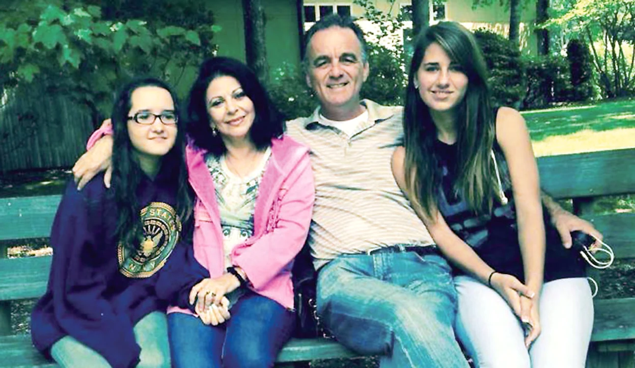 Cei doi au o viaţă liniştită peste Ocean, alături de Adriana (15 ani) şi Sanda (18 ani)