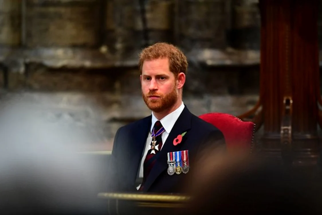 
    Prințul Harry nu mai are dreptul să poarte ținută militară  