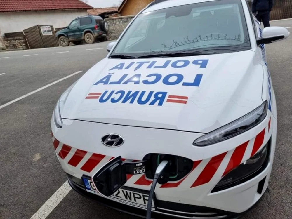 Maşina electrică a Poliţiei Locale Runcu are o autonomie de 500 km Foto: Primăria Runcu