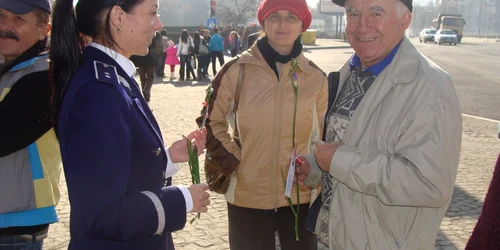 Femeile politist au daruit flori barbatilor