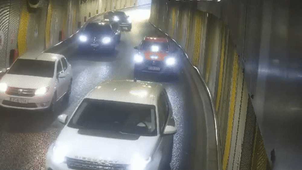 Încă un incident rutier grav în Pasajul Unirii, cu trei mașini implicate. Traficul a fost reluat