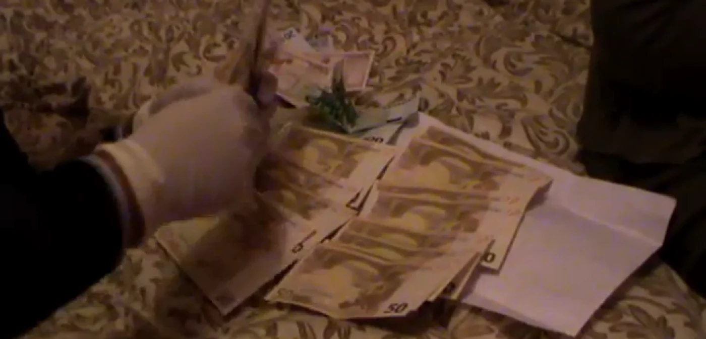 Judecătoarea a primit 2.000 de euro pentru a achita doi inculpaţi FOTO: captură video