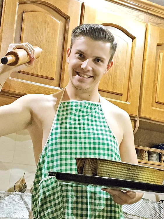 Solistul de muzică populară Sebi David a găsit soluţia «de supravieţuire»