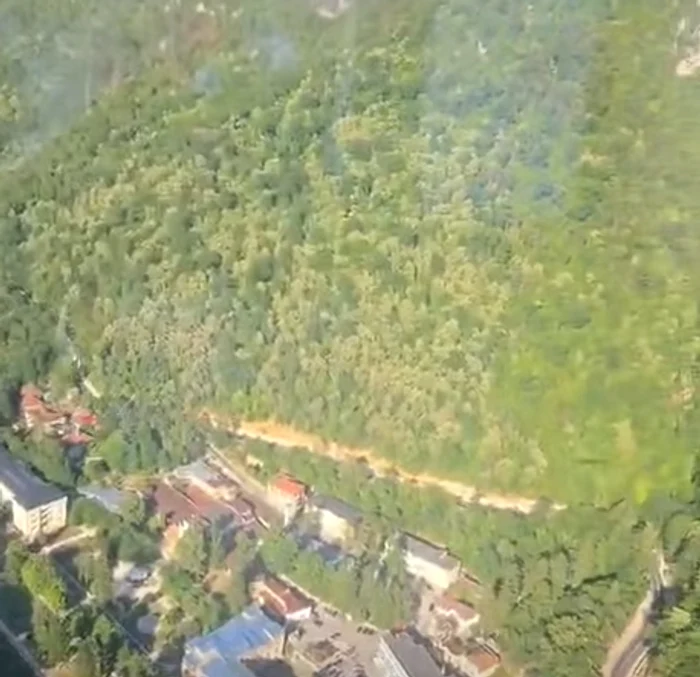 Două elicoptere intervin la Băile Herculane.  FOTO: Captură Video 