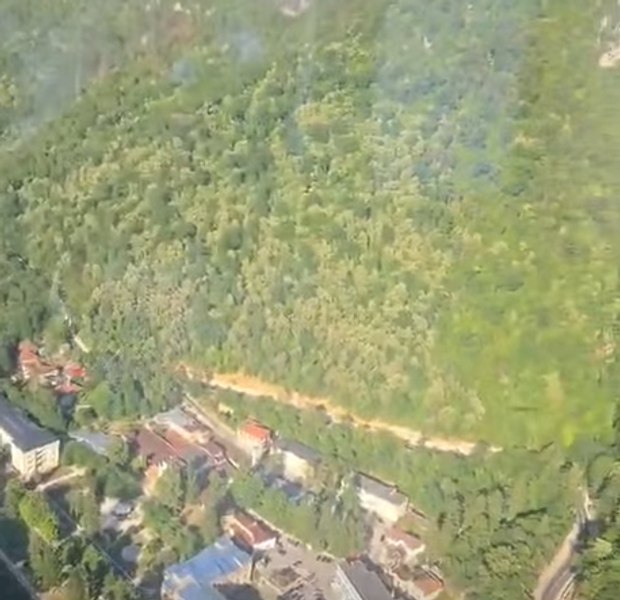 Incendii de proporții în Caraș-Severin: peste 300 de hectare de pădure și vegetație au ars. Două elicoptere intervin la Băile Herculane