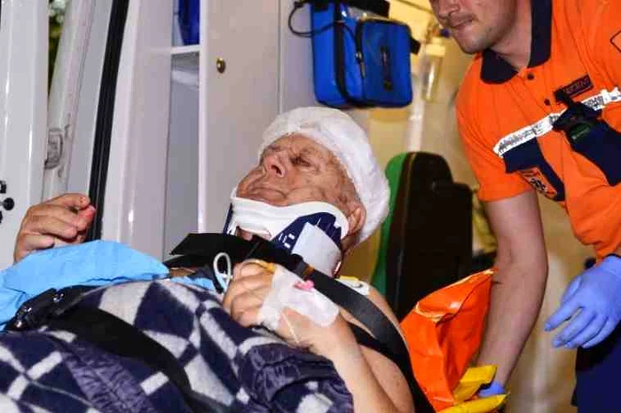 
    Jean Pădureanu a fost transportat la spitalul din BistriţaFoto: Gazeta Sporturilor  