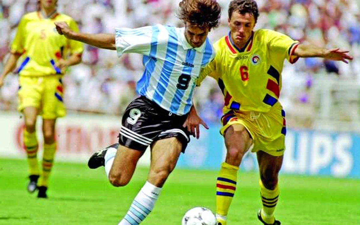 1994: Gică Popescu se ţine scai de Batistuta FOTO Guliver Getty Images