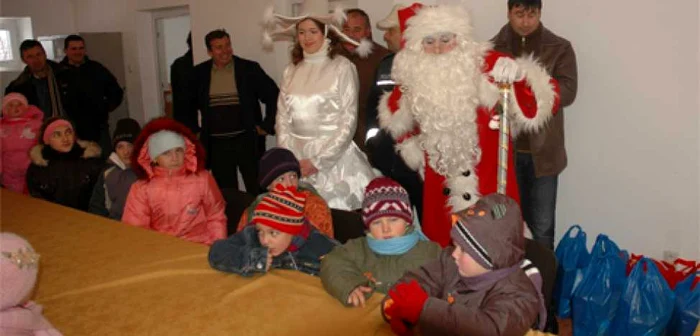 Orfanii de la Scânteia au primit cadouri de la Moş