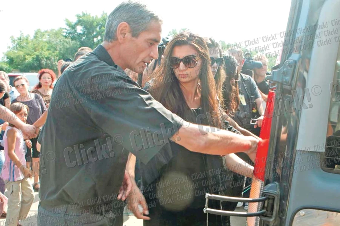
    Emil Gabor, sfâşiat de durere  la înmormântarea femeii  care i-a fost soţie aproape  30 de ani. Aici, alături de fiica  sa mijlocie, Ramona, care susţine  că îl ajută frecvent cu bani  