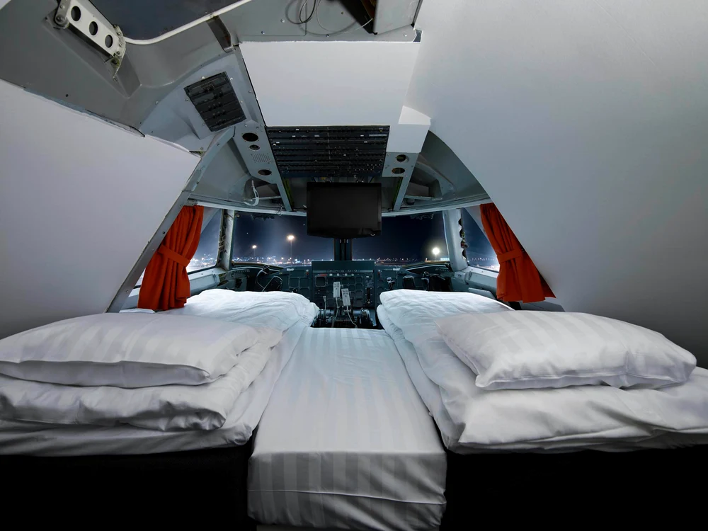 
    Și în cabina pilotului a fost amenajat un dormitor, cea mai râvnită cameră din tot hotelul. O noapte aici costa în jur de 200 de eurofoto: Photoland Caters  