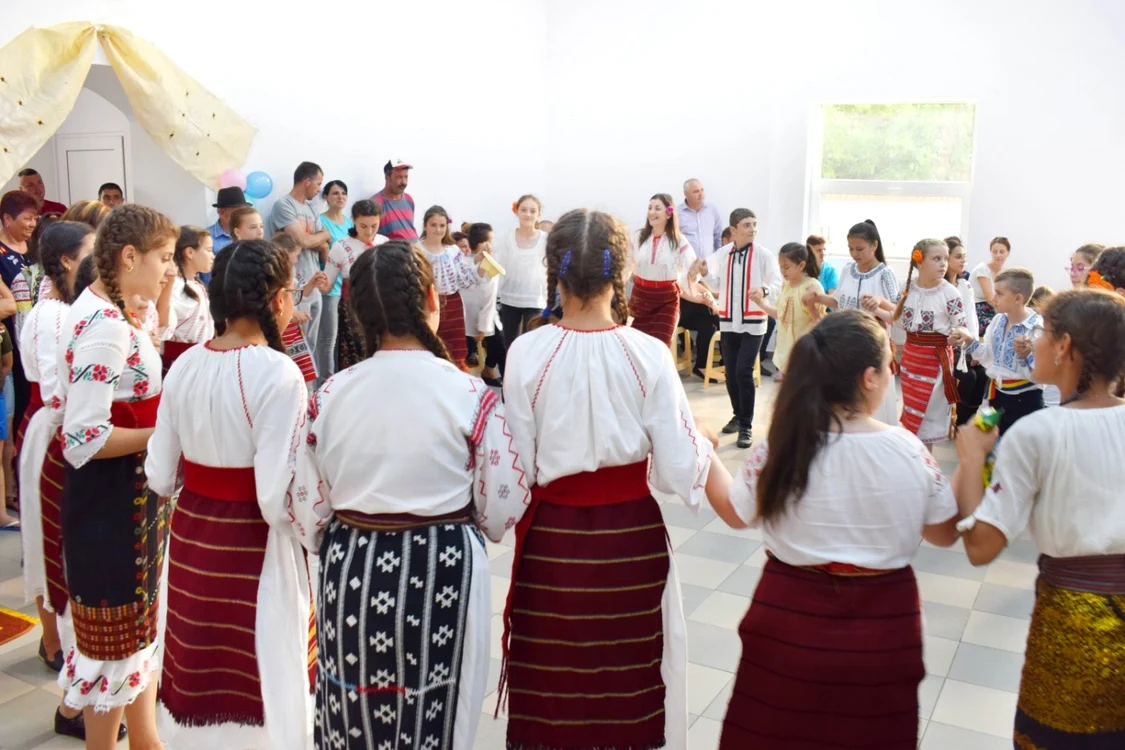 Hora satului la Nămoloasa Sat FOTO Costiuc Petrică