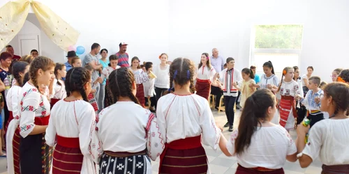 Hora satului la Nămoloasa Sat FOTO Costiuc Petrică