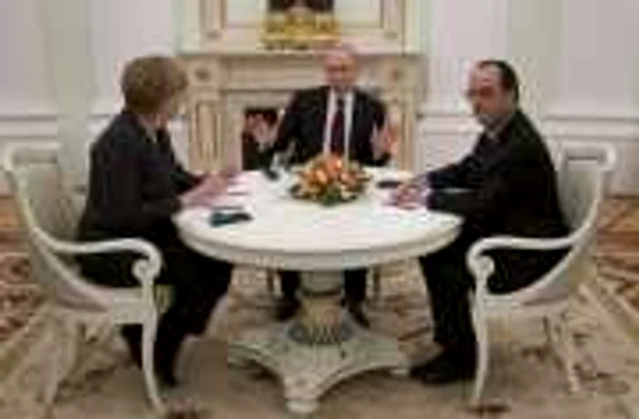 Angela Merkel, Vladimir Putin şi Francois Hollande, la aceeaşi masă, în data de 6 februarie 2015 FOTO AP