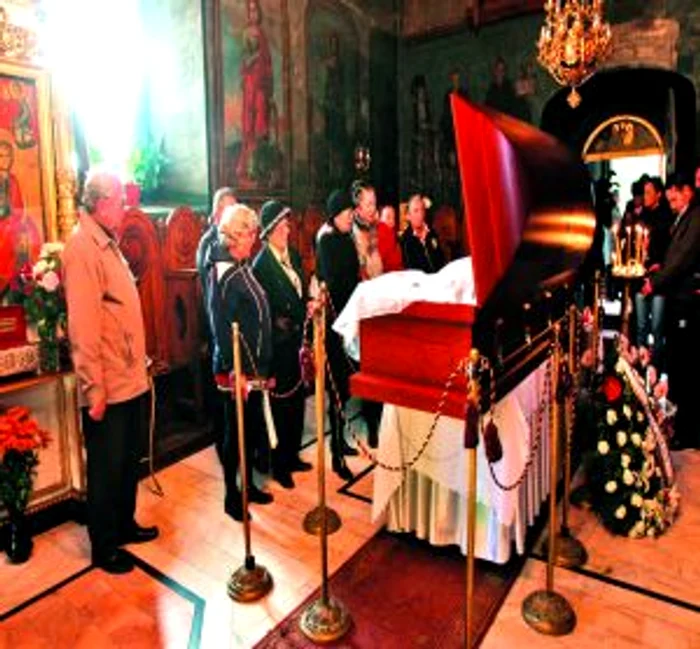 
    Ceremonia de înhumare este programată pentru ora 15.00  