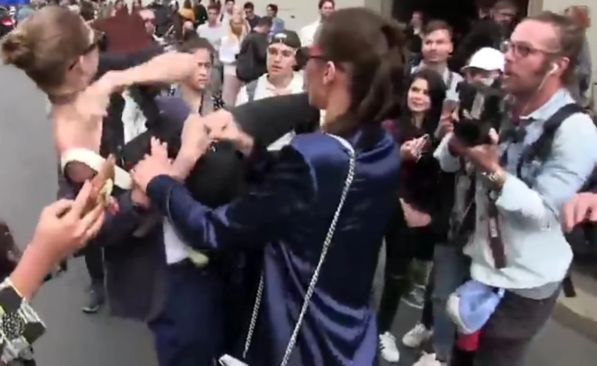Modelul s-a speriat şi i-a dat acestuia cu cotul în faţă şi l-a înjurat
