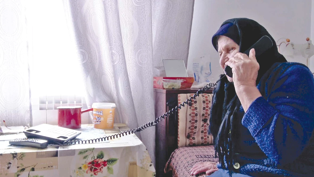 Tanti Biţa vorbeşte des la telefon cu fiicele care lucrează în Spania