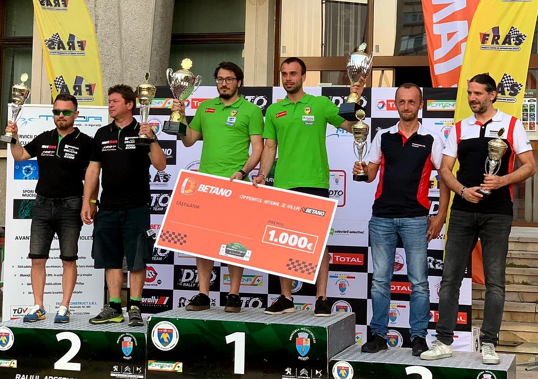 
    Simone Tempestini și Sergiu Itu au urcat pe prima treaptă a podiumuluiFoto: Facebook/FRAS  