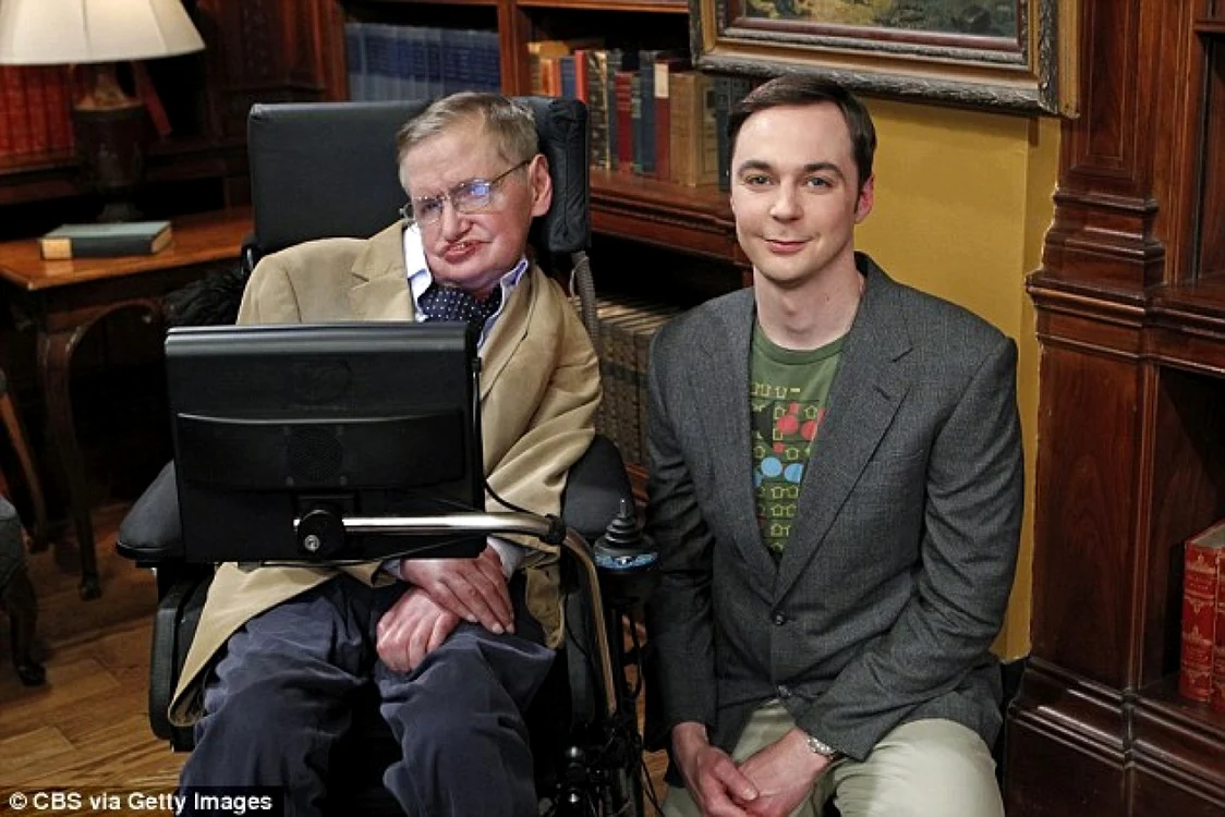 Stephen Hawking, alături de actorul Jim Parsons, interpretul lui Sheldon Cooper din serialul „The Big Bang Theory“ FOTO CBS/Getty Images