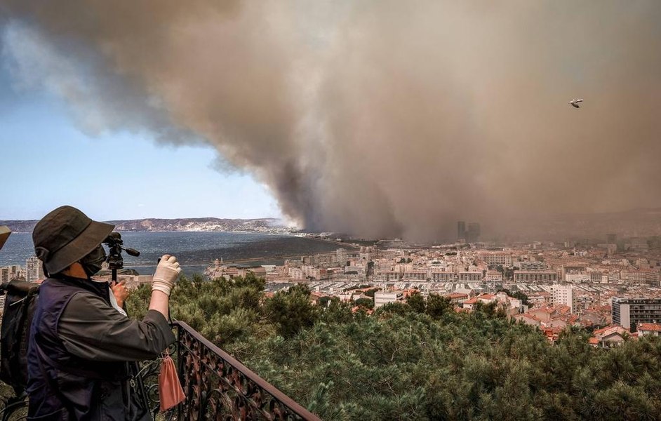 Peste 100 de răniţi în urma unui incendiu de vegetaţie care face ravagii lângă Marsilia. Focul a pornit de o maşină care a luat foc pe autostradă