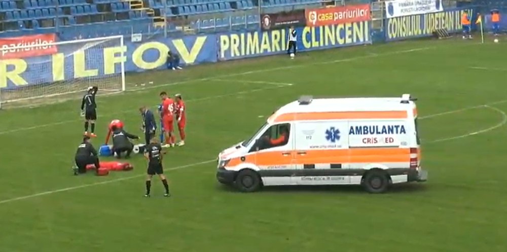 Accidentare cumplită în Liga 2! „Au ieșit oasele afară!”. Posibilă carieră încheiată pentru jucătorul trimis direct în operație