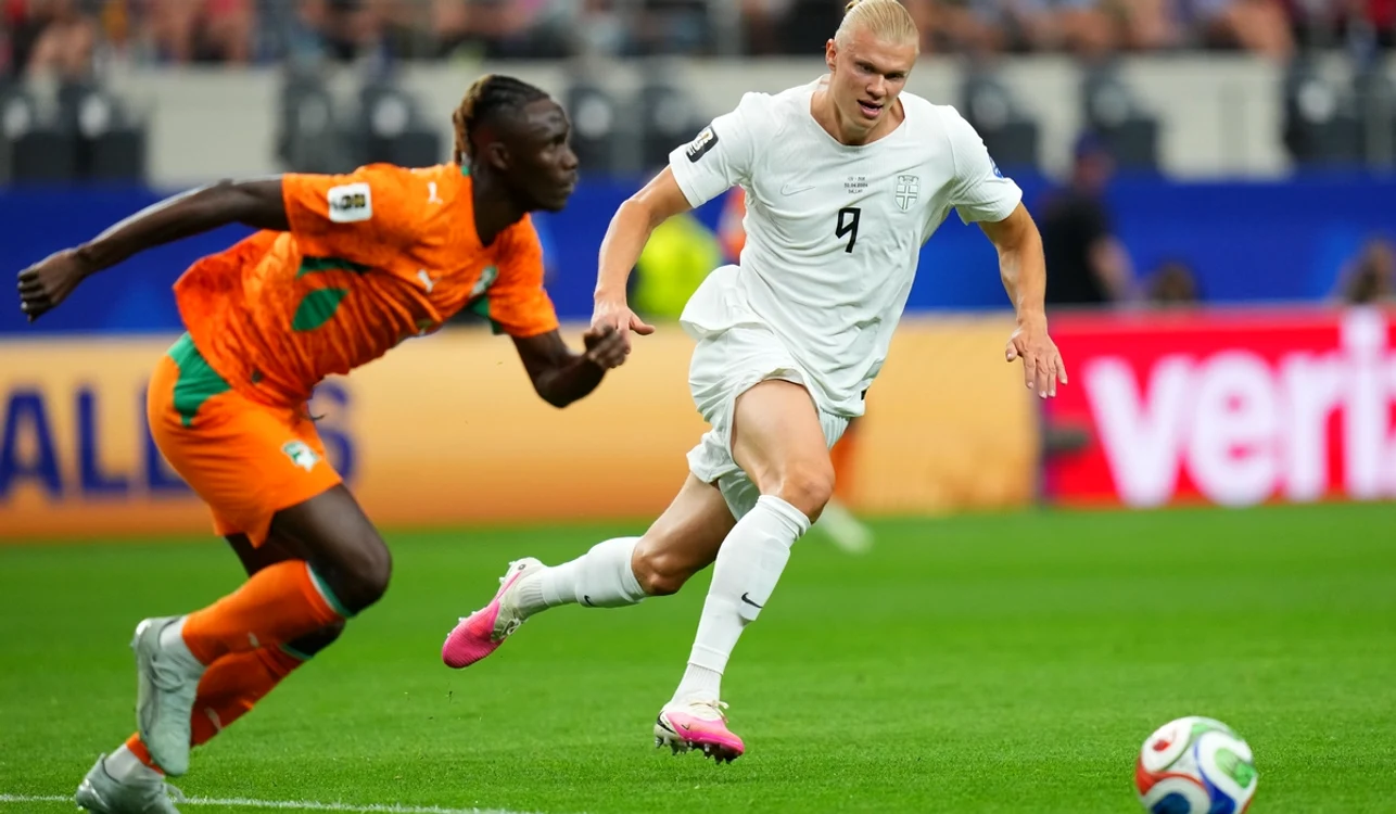 Erling Haaland (dreapta) l-a depășit pe Crisitiano Ronaldo (FOTO: EPA)