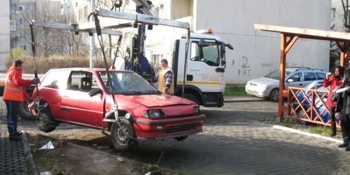 Honda din imagine nu va mai murdări aspectul străzii Petru Dobra, unde era abandonată.