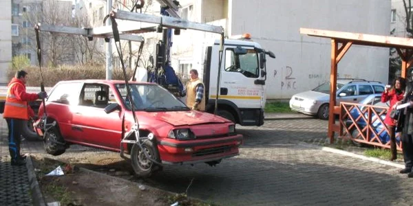 Honda din imagine nu va mai murdări aspectul străzii Petru Dobra, unde era abandonată.
