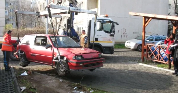 Honda din imagine nu va mai murdări aspectul străzii Petru Dobra, unde era abandonată.