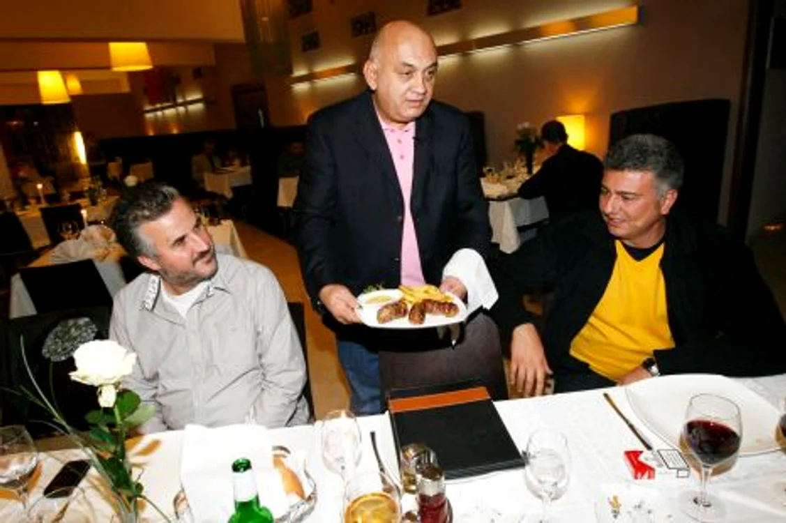 Directorul general al Adevărul Holding şi-a servit pentru câteva ore subalternii pentru o cauză umanitară