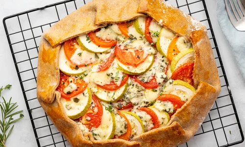 Galeta cu dovlecei si rosii Sursa foto shutterstock 1885115110 jpg