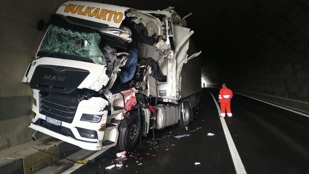 Accident teribil cu două TIR-uri în tunelul Bahna din Mehedinţi. Unul dintre şoferi a rămas încarcerat