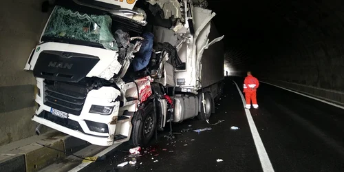 Accident teribil cu două TIR uri în tunelul Bahna din Mehedinţi Foto DRDP Craiova jpg