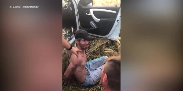 Şofer mort de beat, oprit într-un lan de grâu şi încătuşat de poliţişti